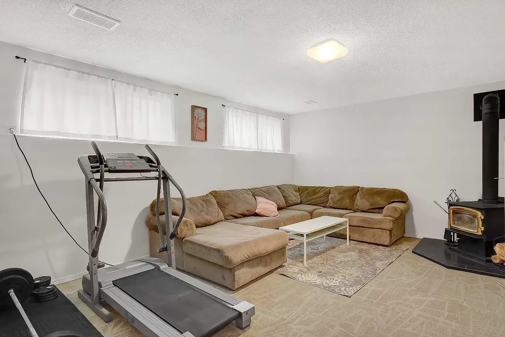 11219 92b Street Grande Prairie AB T8V 3G8