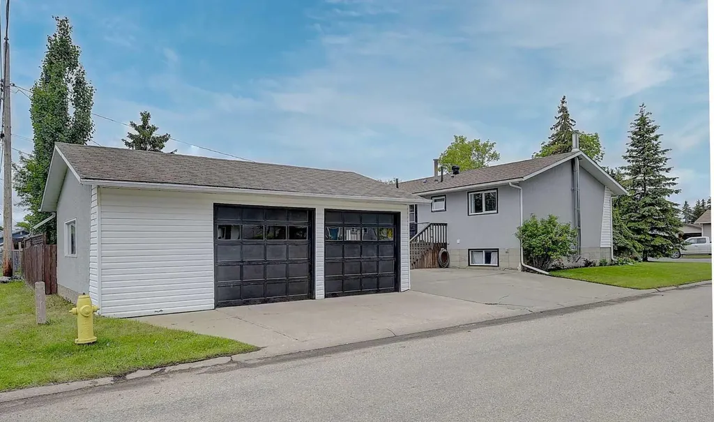 11219 92b Street Grande Prairie AB T8V 3G8