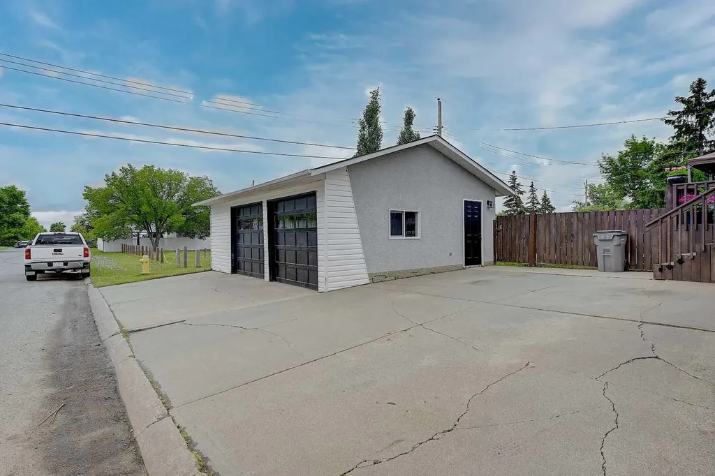 11219 92b Street Grande Prairie AB T8V 3G8