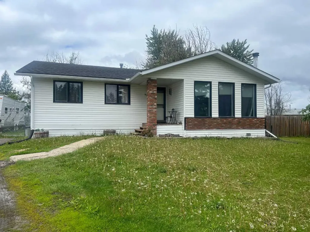 806 7 A Street Fox Creek AB T0H 1P0