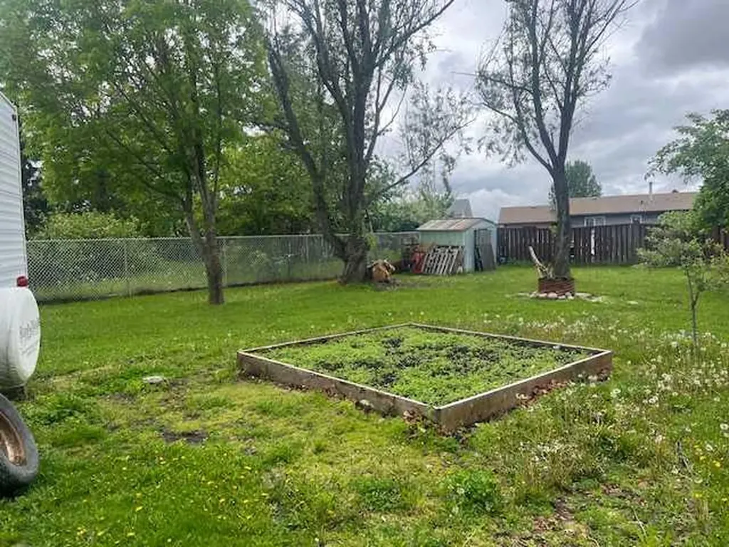 806 7 A Street Fox Creek AB T0H 1P0