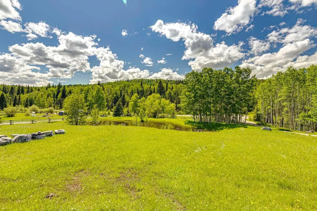200 Fawn Hills Drive Bragg Creek AB T0L0K0