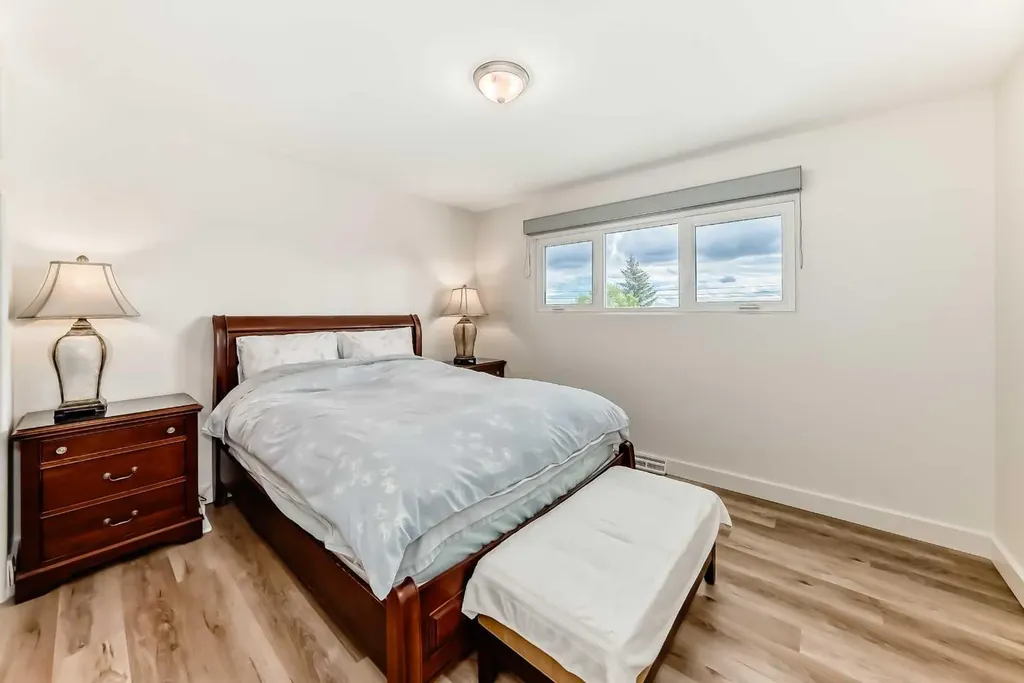 35 Collingwood Place NW Calgary AB T2L0R1