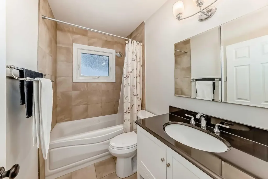 35 Collingwood Place NW Calgary AB T2L0R1