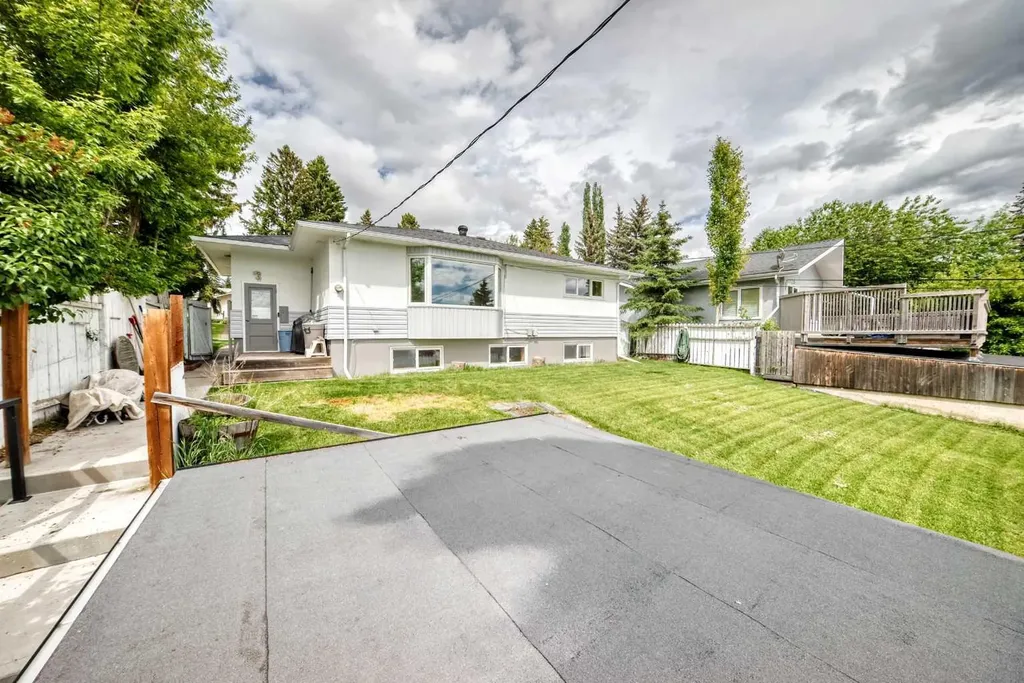 35 Collingwood Place NW Calgary AB T2L0R1