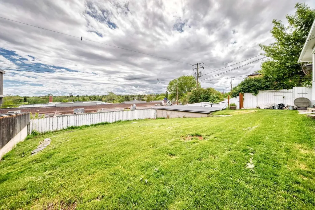 35 Collingwood Place NW Calgary AB T2L0R1