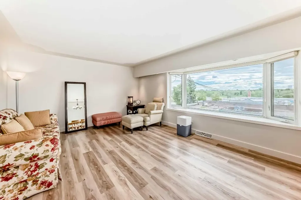 35 Collingwood Place NW Calgary AB T2L0R1