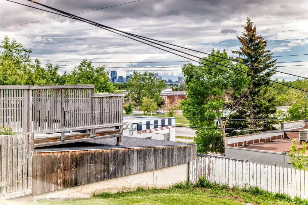 35 Collingwood Place NW Calgary AB T2L0R1