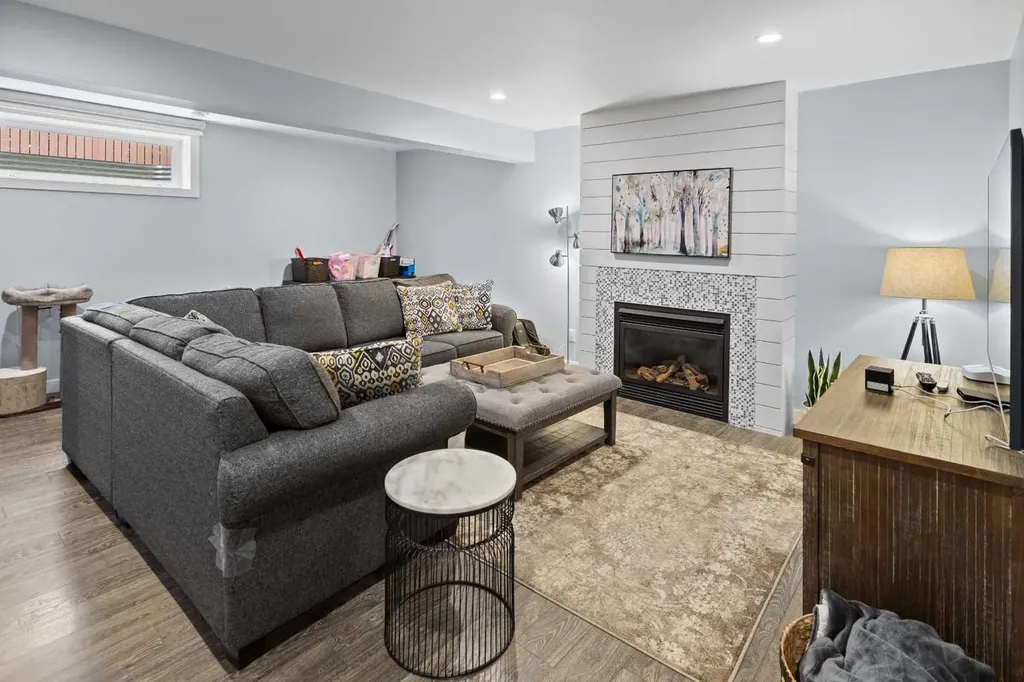 6807 37a Avenue Camrose AB T4V 5B8