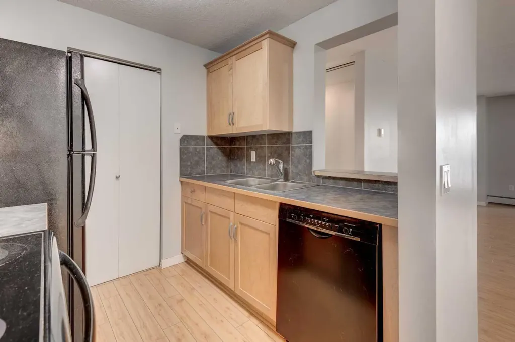 13045 6 Street SW Calgary AB T2W5H1