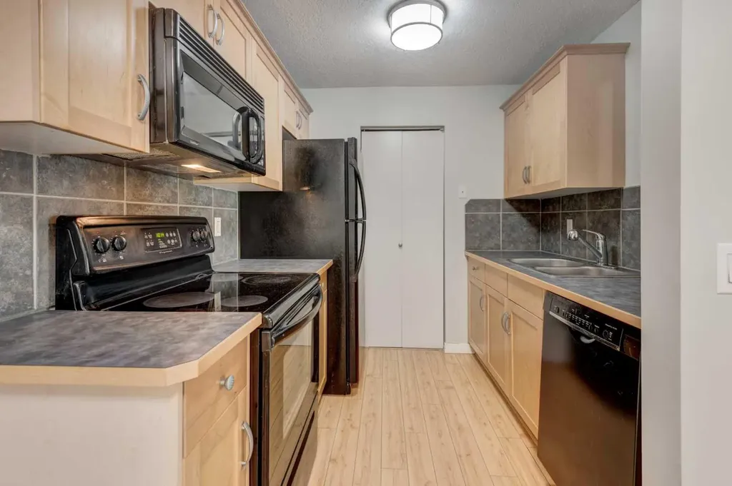 13045 6 Street SW Calgary AB T2W5H1