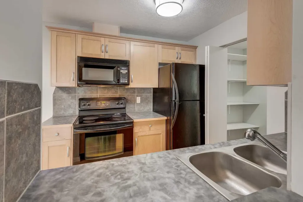13045 6 Street SW Calgary AB T2W5H1