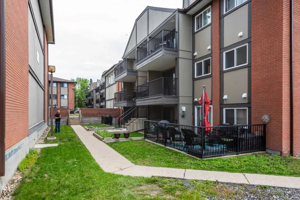 13045 6 Street SW Calgary AB T2W5H1