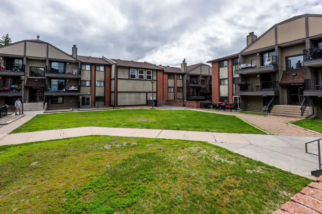 13045 6 Street SW Calgary AB T2W5H1