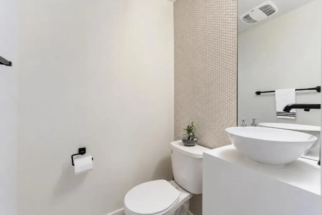 713 5 Street NE Calgary AB T2E 3W7