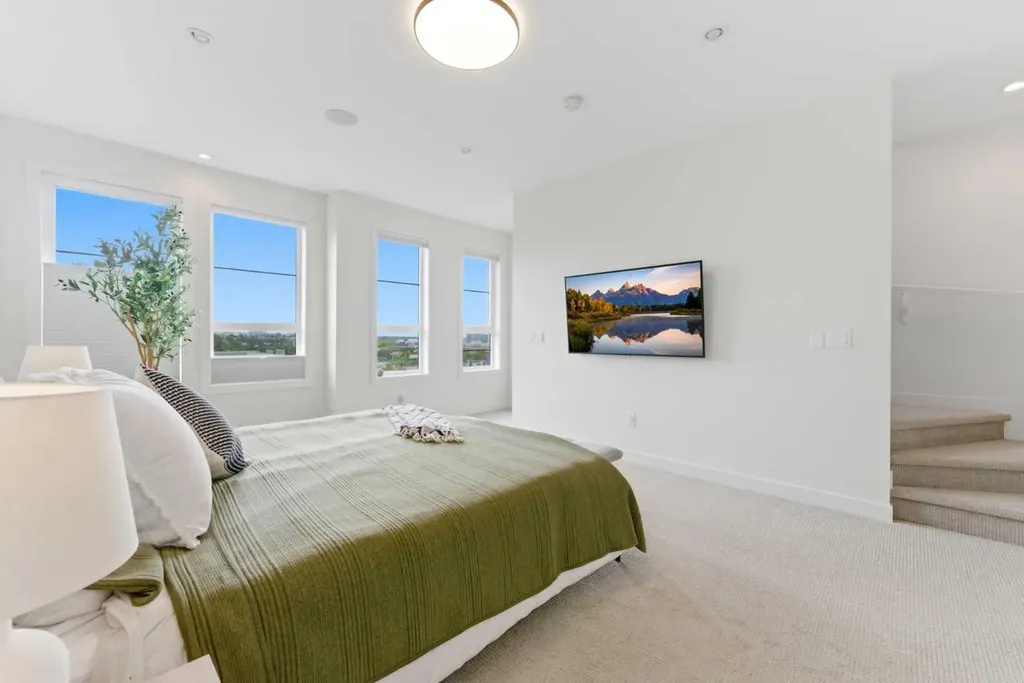 713 5 Street NE Calgary AB T2E 3W7