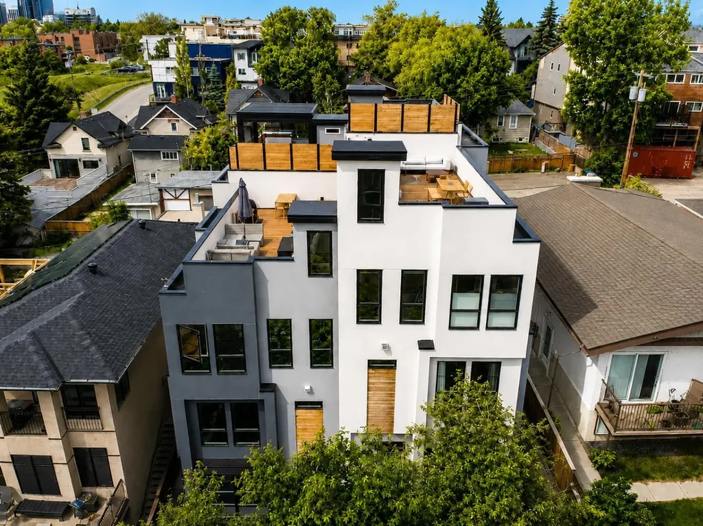 713 5 Street NE Calgary AB T2E 3W7