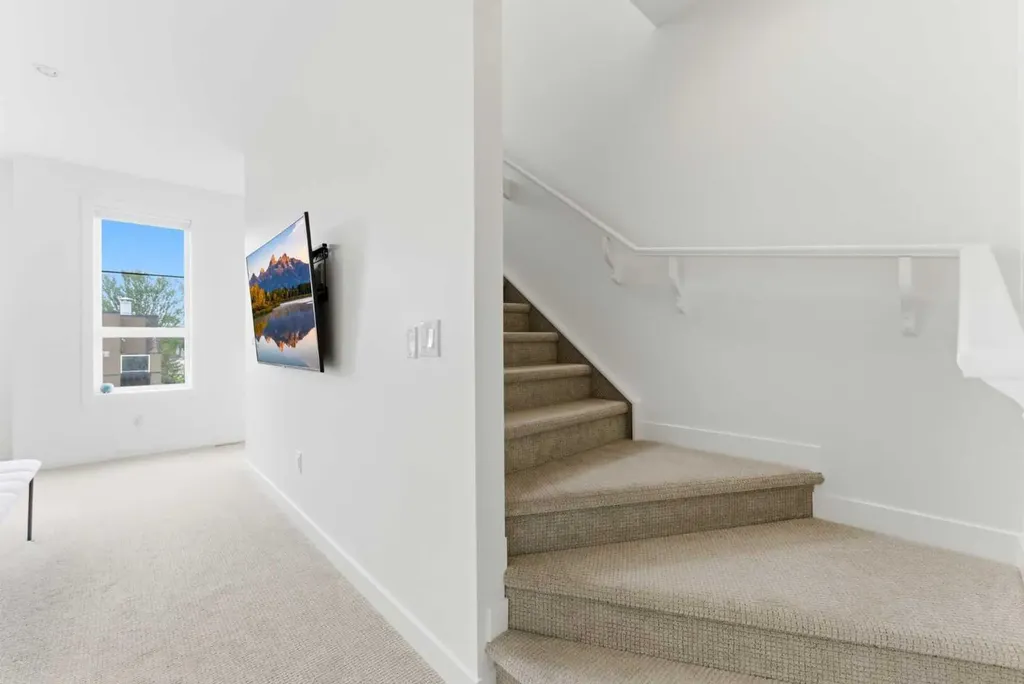 713 5 Street NE Calgary AB T2E 3W7