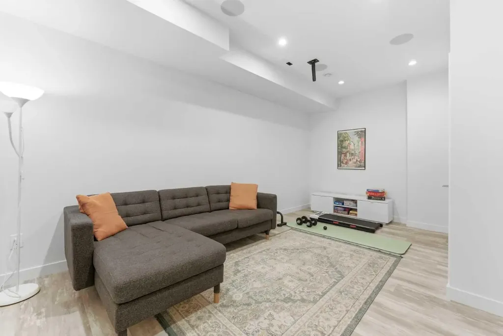 713 5 Street NE Calgary AB T2E 3W7