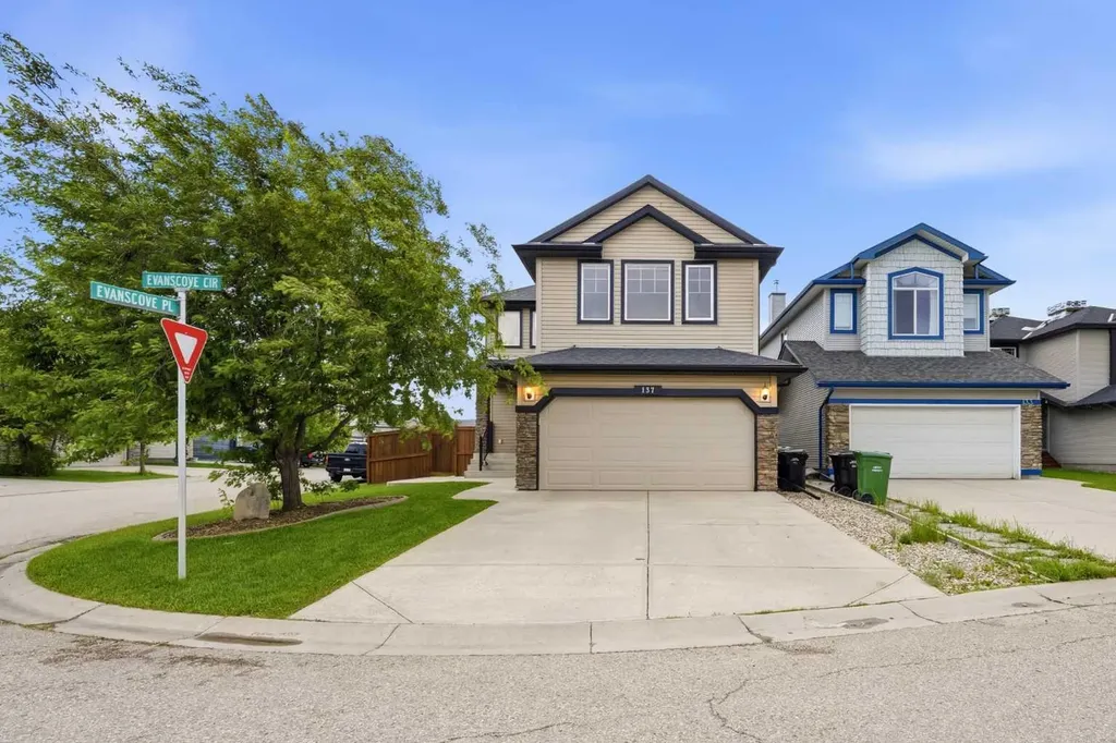 137 Evanscove Circle NW Calgary AB T3P 0A2