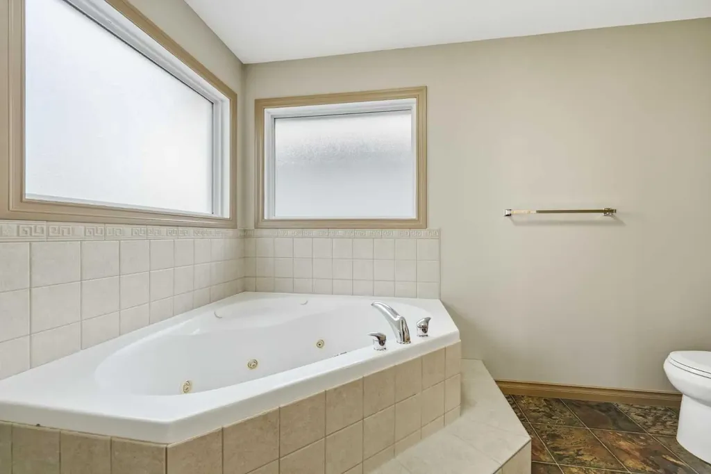 137 Evanscove Circle NW Calgary AB T3P 0A2