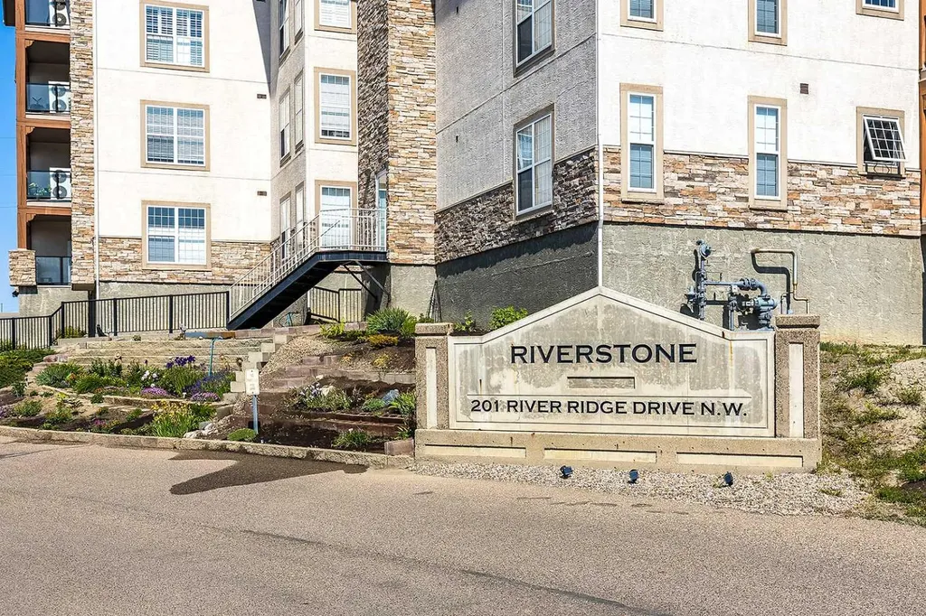 201 River Ridge Drive NW Medicine Hat AB T1A 8V5