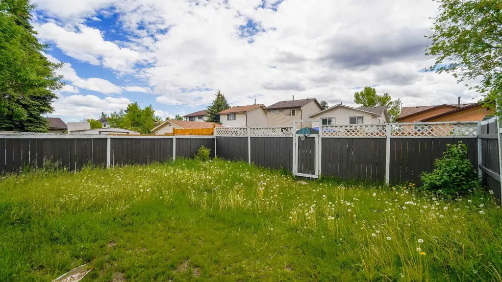 164 Castlegreen Close NE Calgary AB T3J1Y6