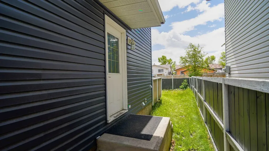 164 Castlegreen Close NE Calgary AB T3J1Y6