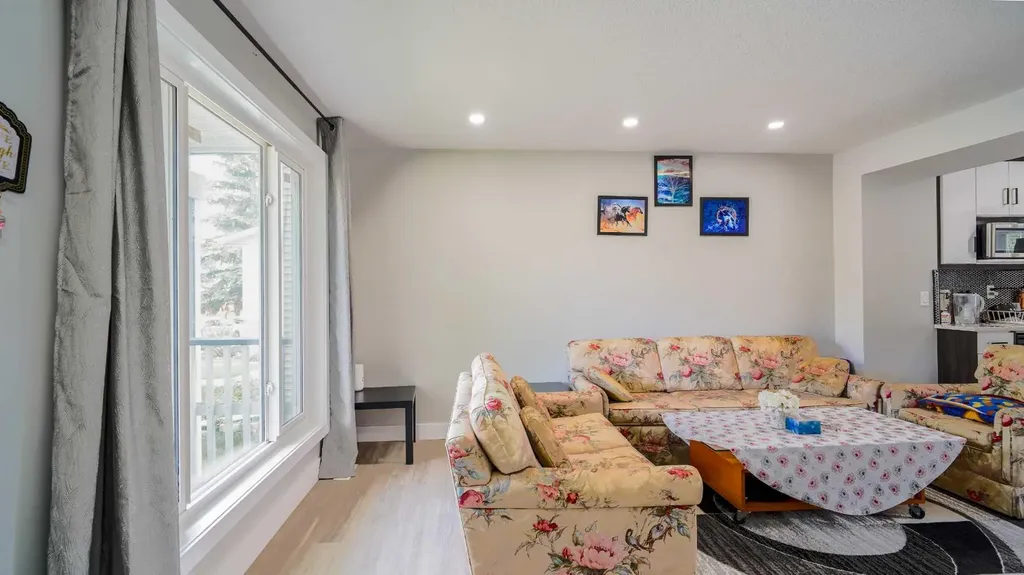 164 Castlegreen Close NE Calgary AB T3J1Y6