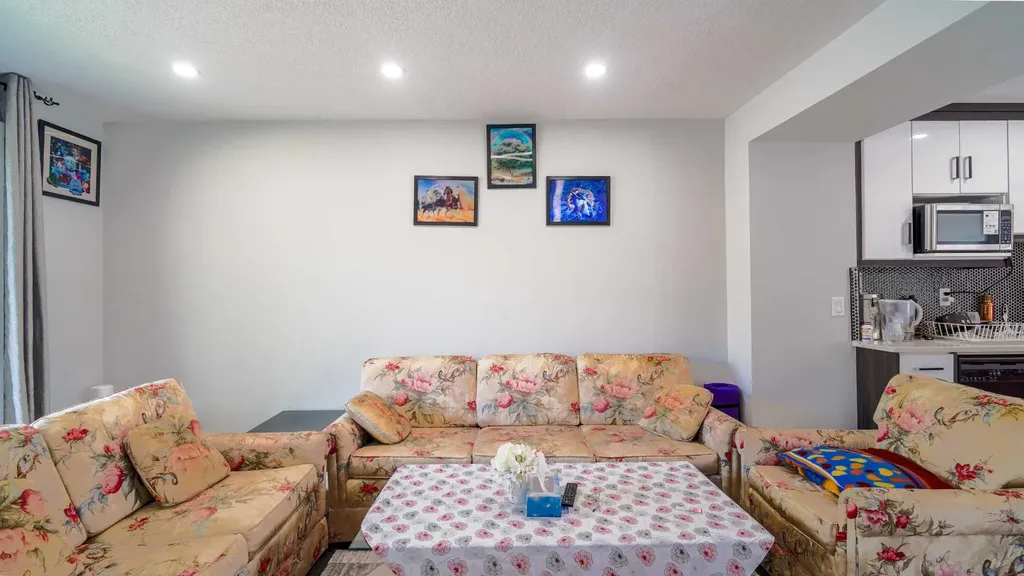 164 Castlegreen Close NE Calgary AB T3J1Y6