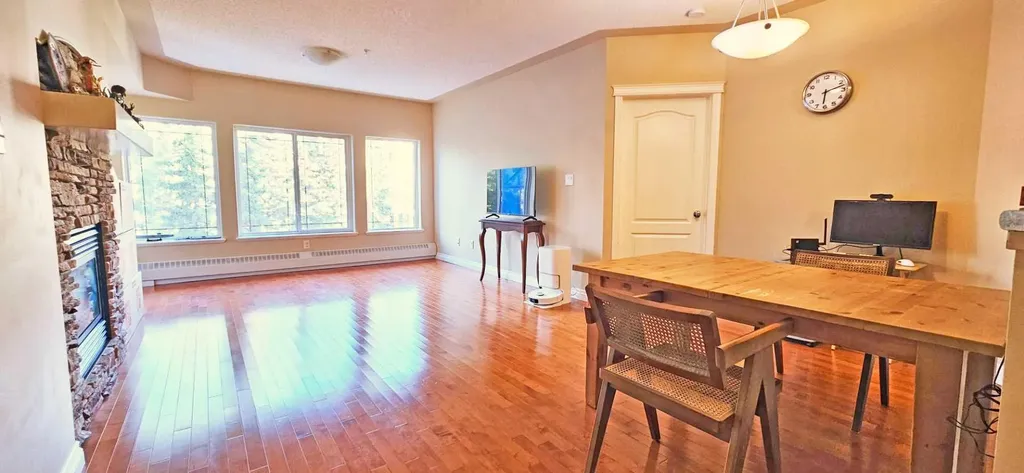 30 Discovery Ridge Close SW Calgary AB T3H 4Y3