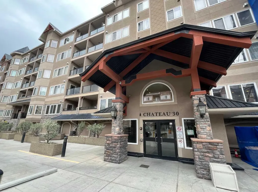 30 Discovery Ridge Close SW Calgary AB T3H 4Y3