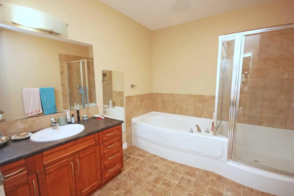 30 Discovery Ridge Close SW Calgary AB T3H 4Y3