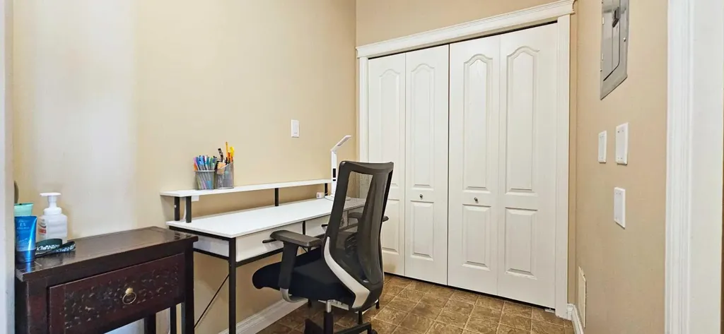 30 Discovery Ridge Close SW Calgary AB T3H 4Y3