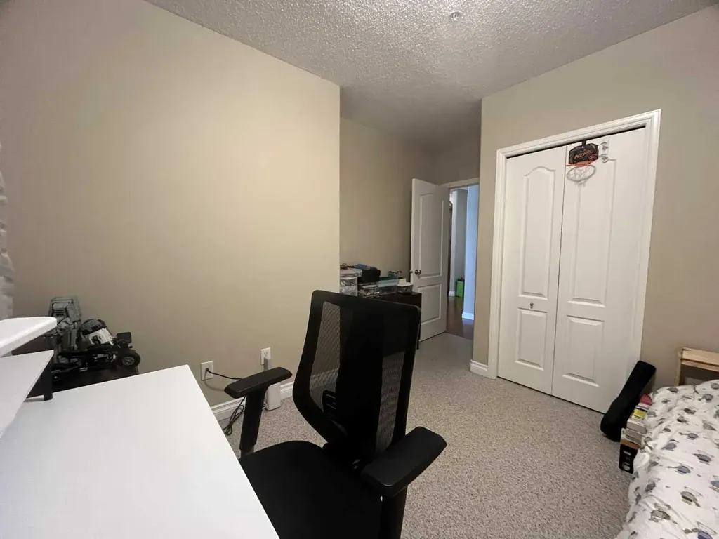 30 Discovery Ridge Close SW Calgary AB T3H 4Y3