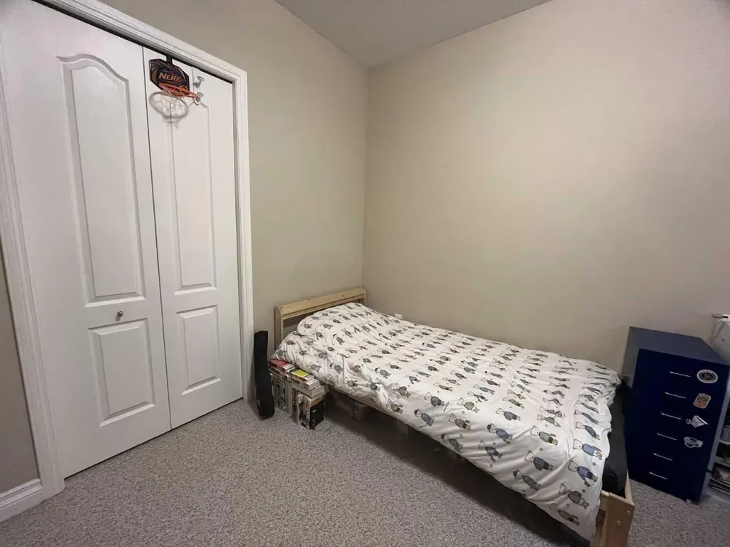 30 Discovery Ridge Close SW Calgary AB T3H 4Y3