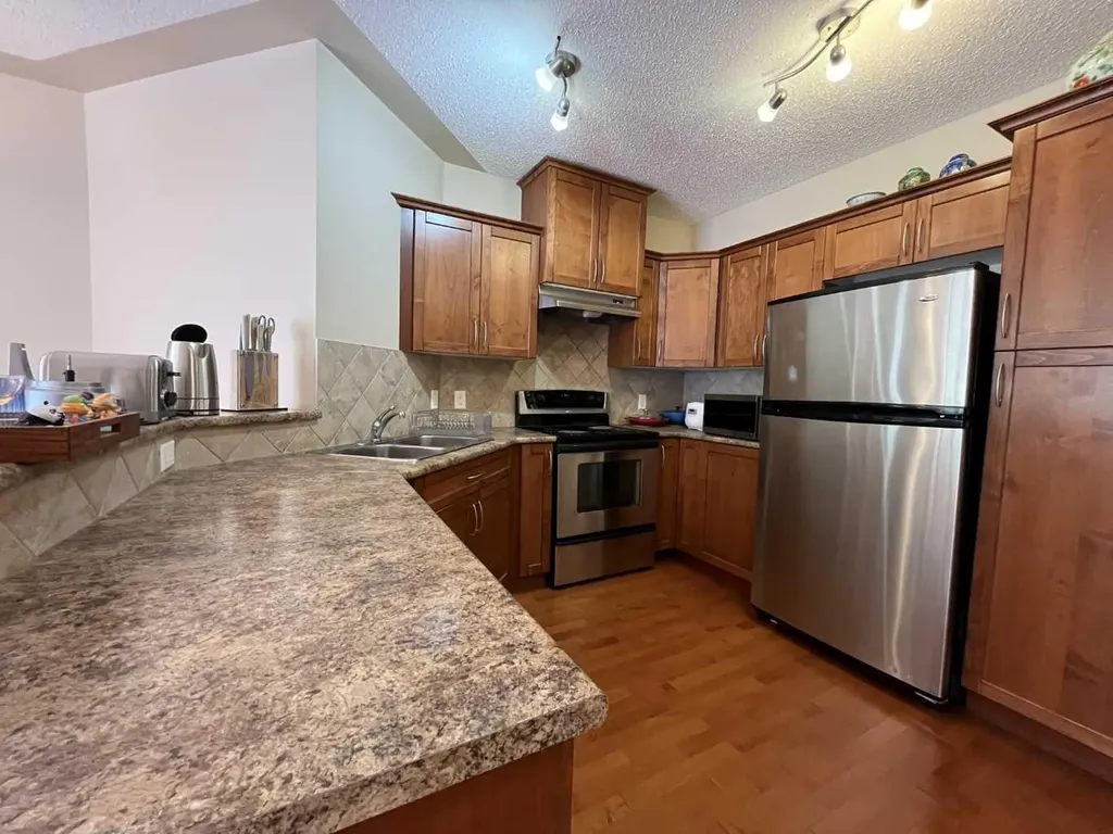 30 Discovery Ridge Close SW Calgary AB T3H 4Y3