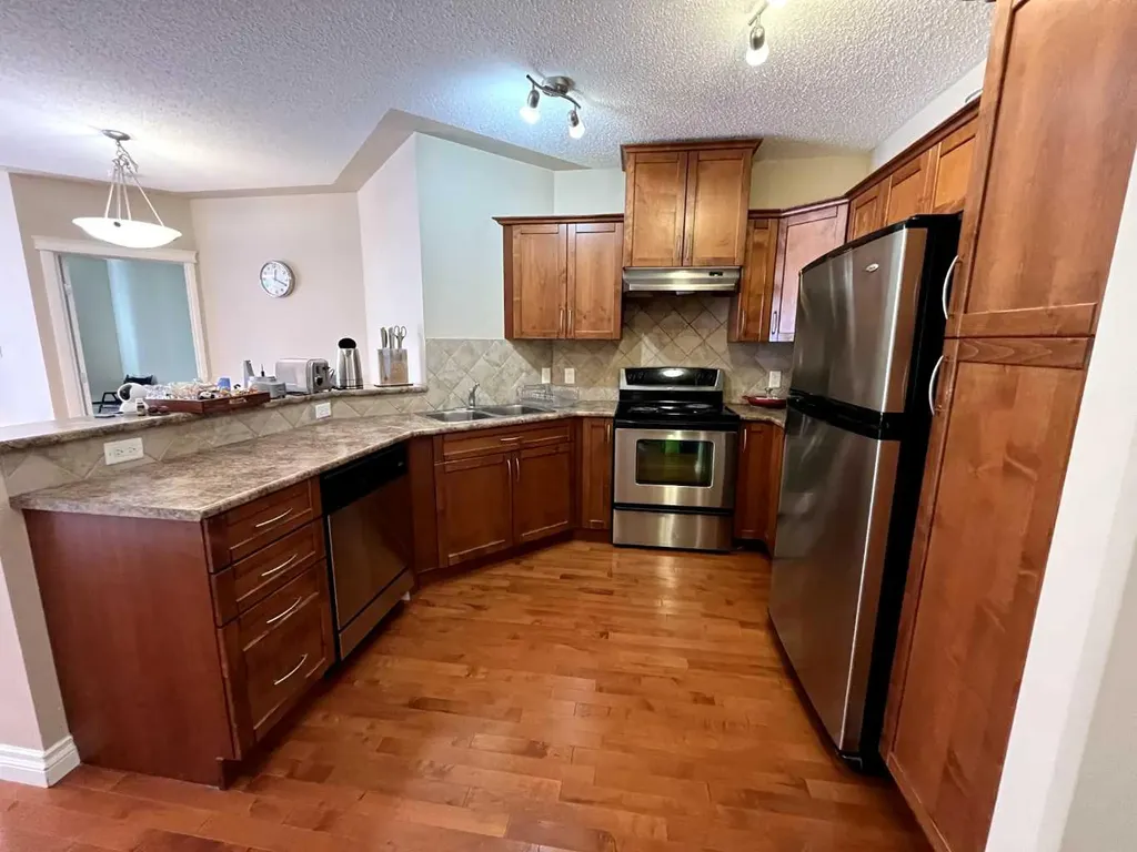 30 Discovery Ridge Close SW Calgary AB T3H 4Y3