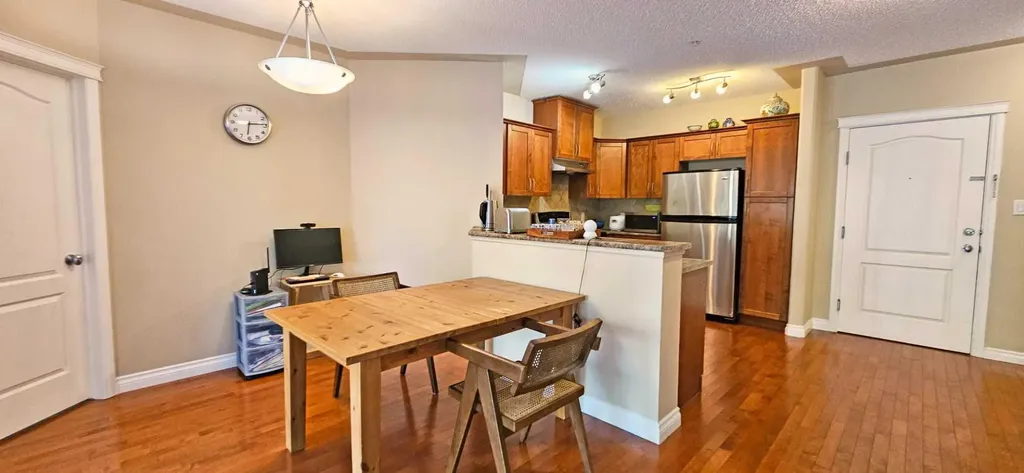 30 Discovery Ridge Close SW Calgary AB T3H 4Y3