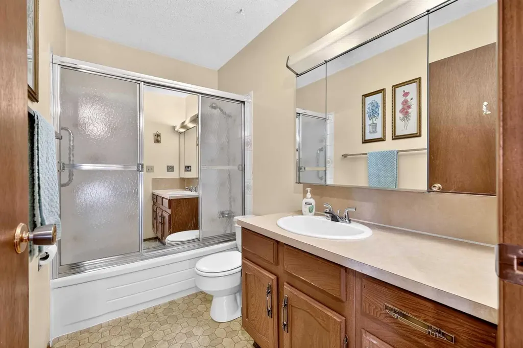 296 Templeton Circle NE Calgary AB T1Y 5R5