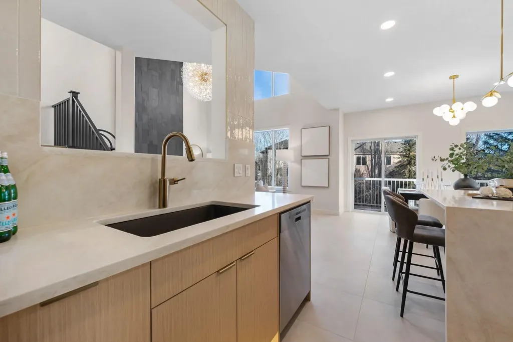 125 Discovery Place SW Calgary AB T3H 4N5