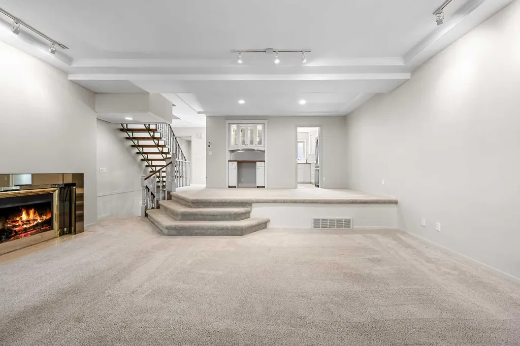 4037 42 Street NW Calgary AB T3A2M9