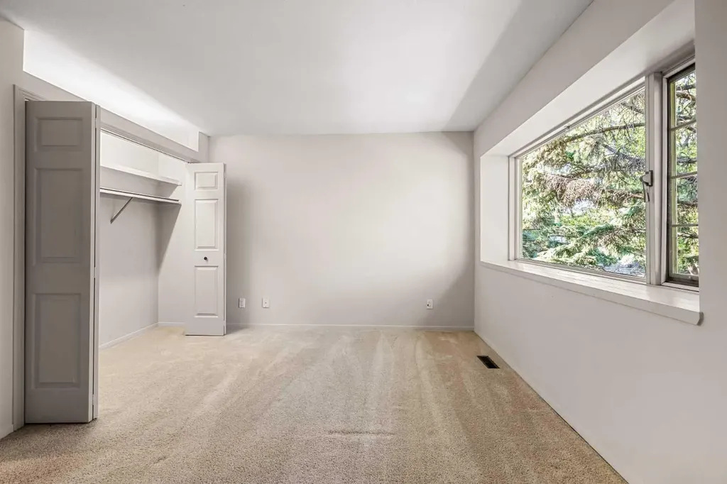 4037 42 Street NW Calgary AB T3A2M9