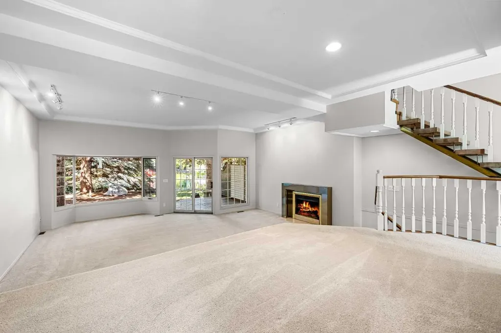 4037 42 Street NW Calgary AB T3A2M9