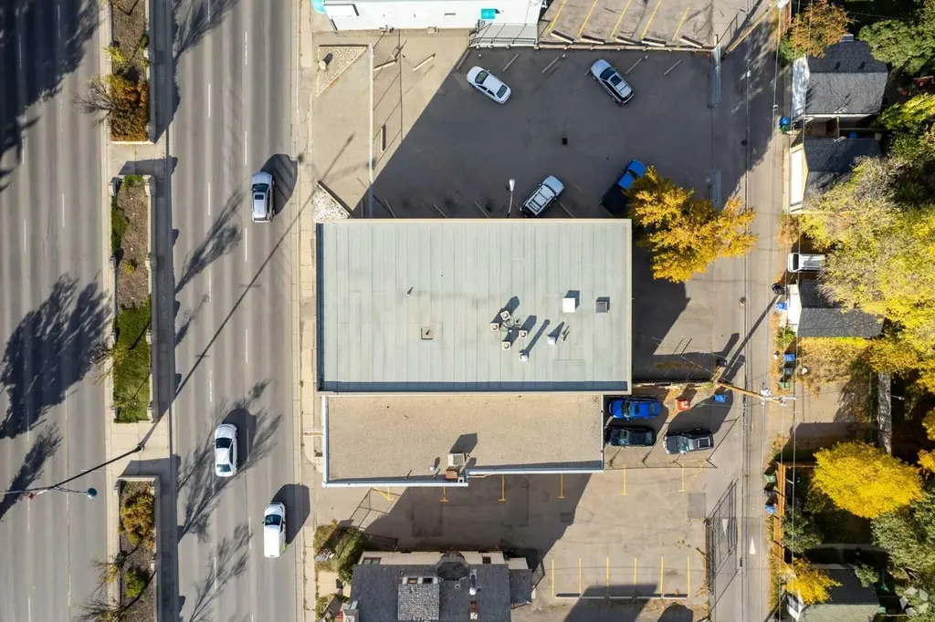 818 16 Avenue NW Calgary AB T2M 0J9