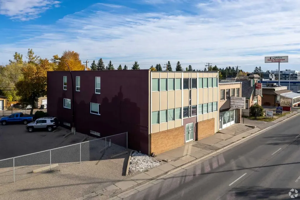 818 16 Avenue NW Calgary AB T2M 0J9