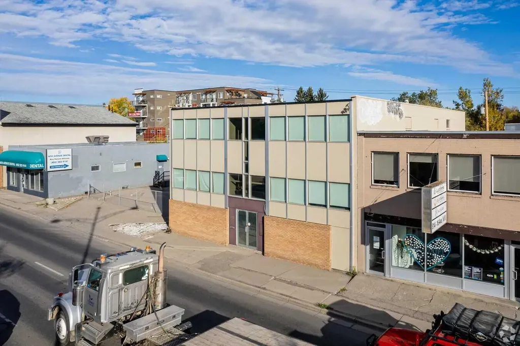 818 16 Avenue NW Calgary AB T2M 0J9