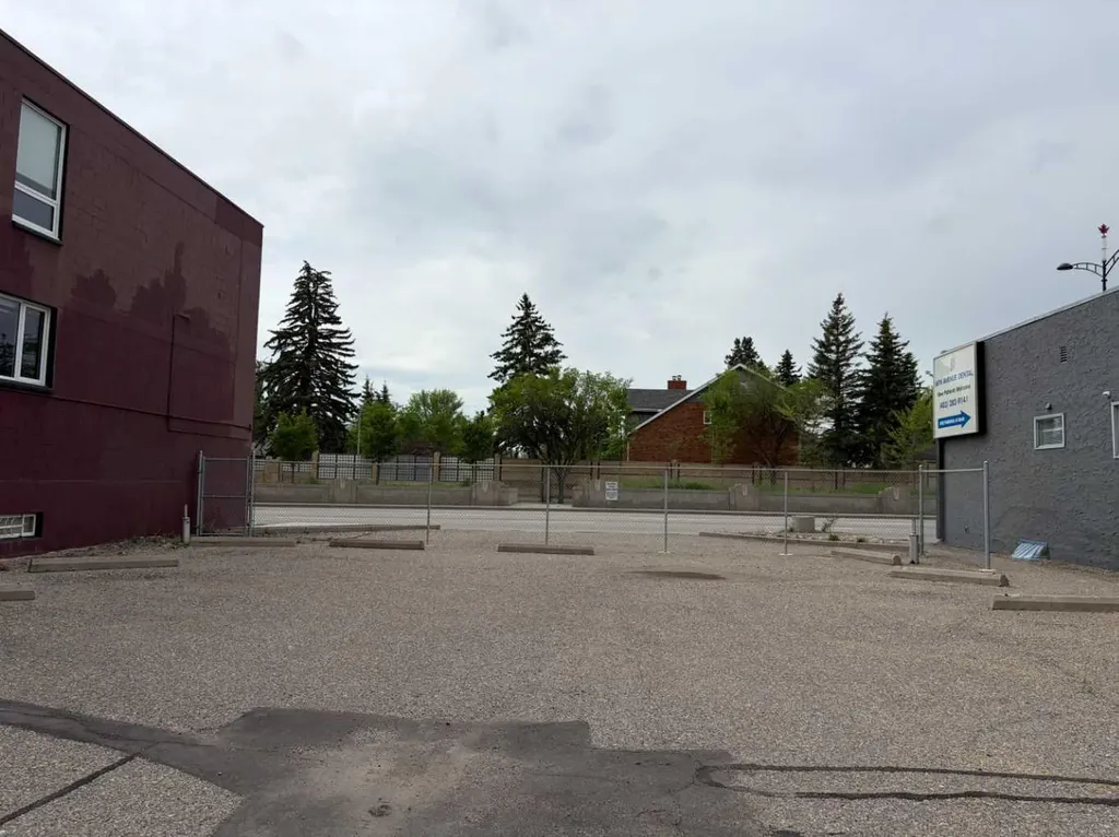 818 16 Avenue NW Calgary AB T2M 0J9