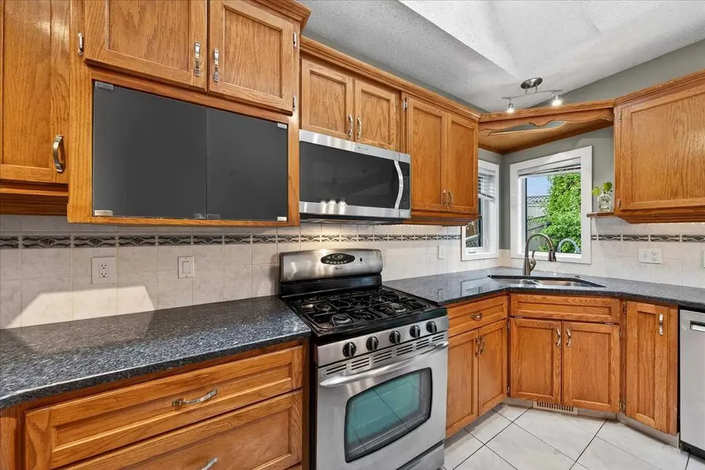 86 Douglas Woods Close SE Calgary AB T2Z 1Z5