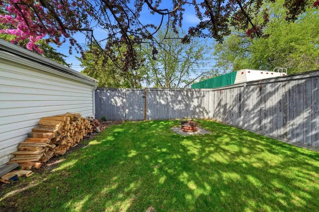 4410 40a Avenue Red Deer AB T4N 2X4